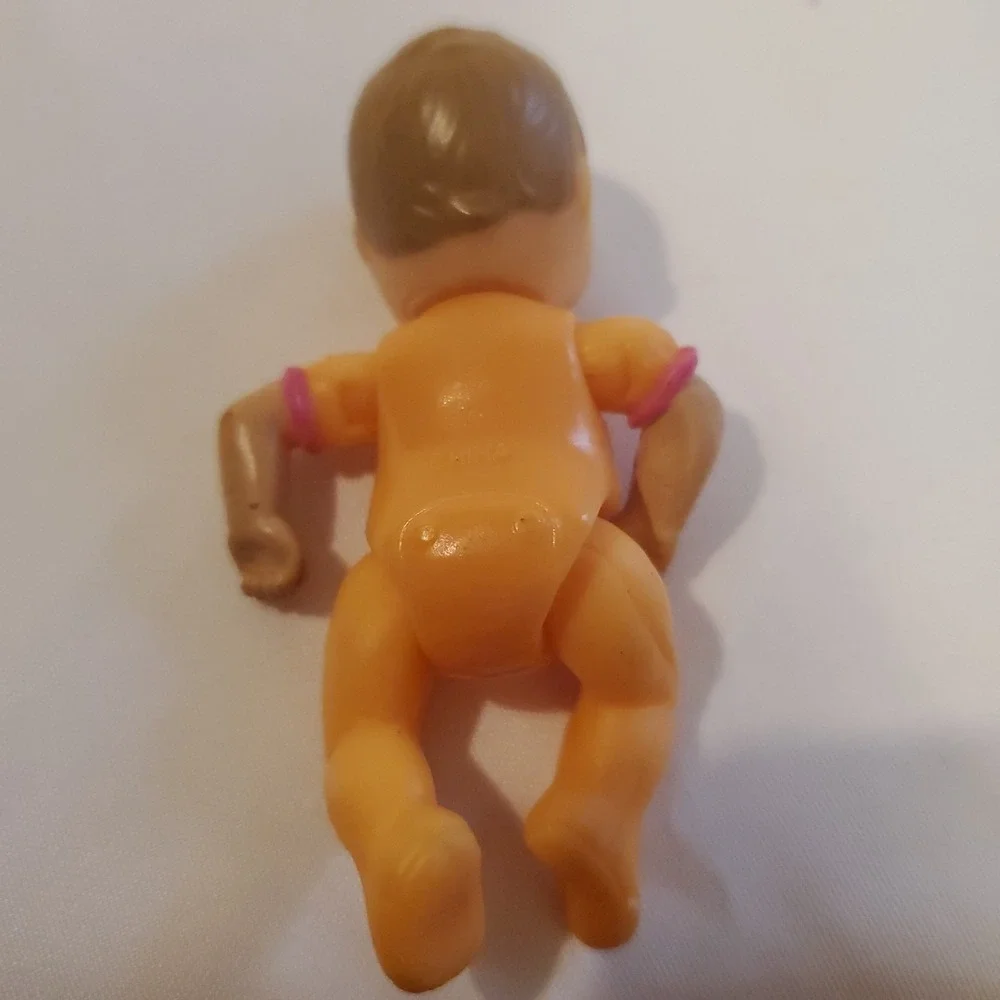 Fisher-Price Loving Family Dollhouse Girl Baby Doll Figure in Orange‎ Sleeper